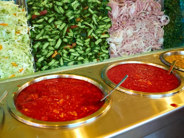 Bar de ensaladas con verduras orgánicas frescas en un restaurante de comida callejera — Foto de Stock