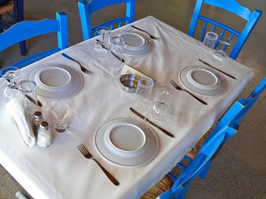 Tipik masa bir akşam yemeği için çatal ve cam ile düzenlenmiş 