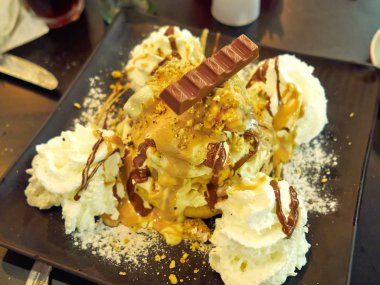 Dondurmayla servis edilen özel çöl tabağı.