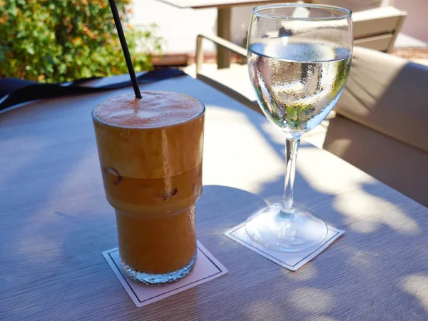 Een glas ijskoffie Cafe Frape typische Griekse zomer dring — Stockfoto
