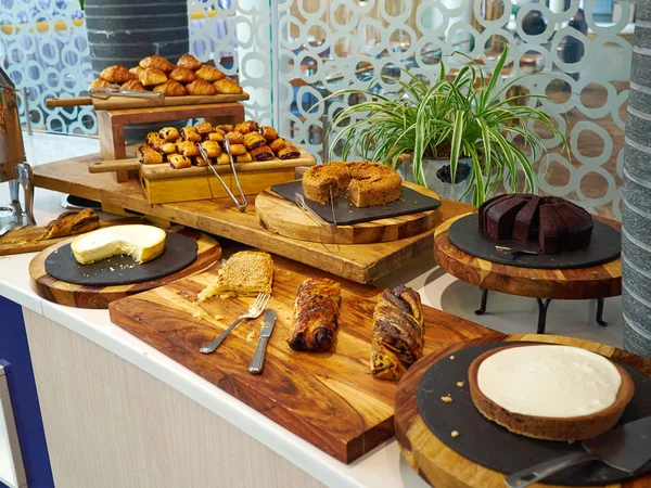 Auswahl an Kuchen auf dem Tisch — Stockfoto