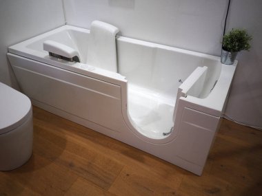 Engelliler için banyo küveti, engelliler için elektrikli tutacakları var.