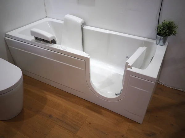 Engelliler için banyo küveti, engelliler için elektrikli tutacakları var.