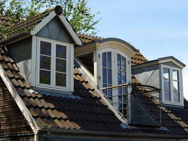 現代的なデザインの白い光金属カバー付き垂直屋根窓 — ストック写真