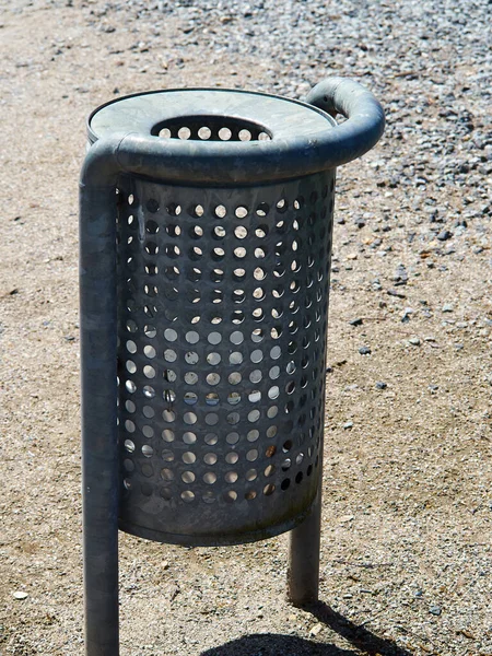 Cubo Basura Metal Diseño Moderno Aire Libre Parque Urbano Para —  Fotos de Stock