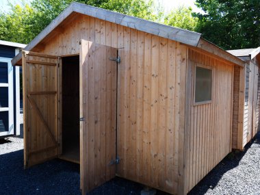 Ahşaptan yapılmış bir bahçe deposu.