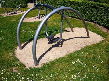 Şehir parkında insanların spor aktiviteleri için bir spor aleti.