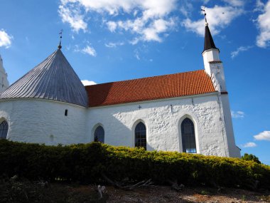 Yerel halka hizmet etmek için tipik bir klasik kilise. Funen Danimarka