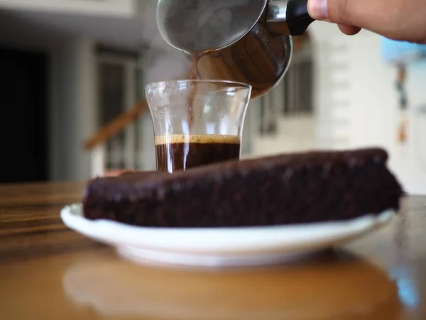 チョコレートケーキのスライスと伝統的なキプロスギリシャトルココーヒーを提供しています — ストック写真