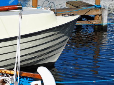 Klasik zamansız tasarım ahşap bir teknenin detayları bir marinada demirli.