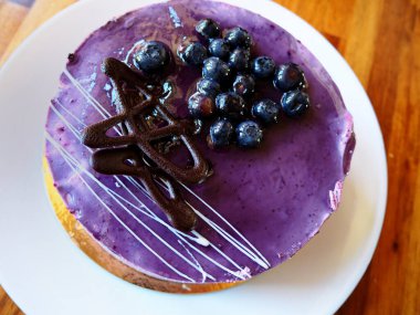 Cila ve çikolatayla süslenmiş güzel bir yaz yaban mersinli pastayı yakından izleyin.