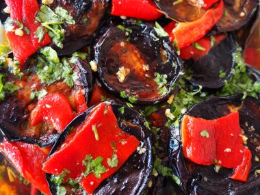 Klasik İtalyan mutfağının yakın görüntüsü. Kızarmış patlıcan, sirkeli salata, restoranda servis ediliyor.