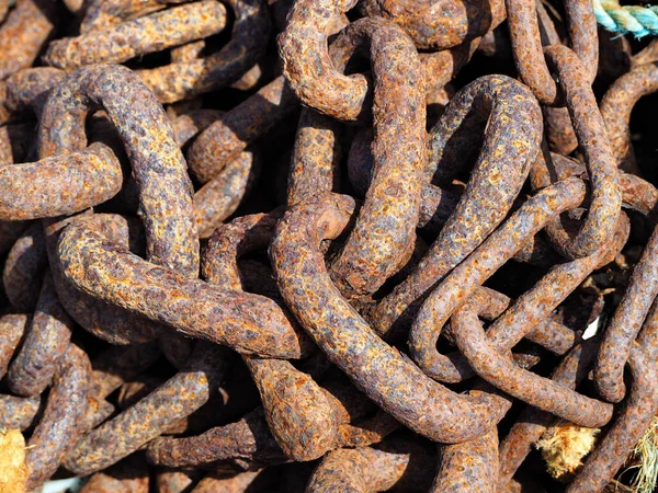 Old Rusty Metal Iron Chain Ground Port — Stock Photo, Image