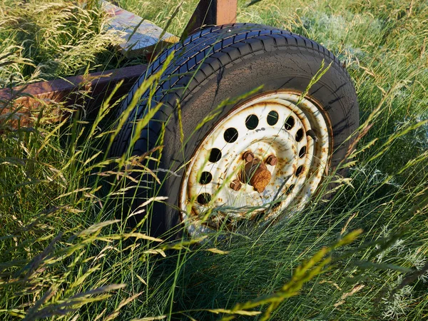 Closeup Old Rusty Car Wheel Mount Green Field Grunge Retro — Stock Photo, Image