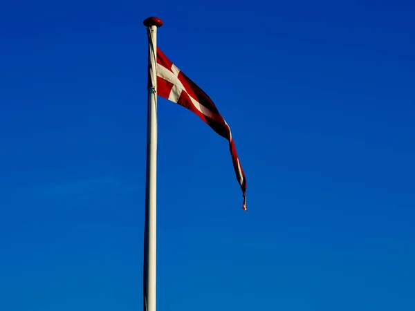 Danmarks Flagga Högt Upp Luften Med Klarblå Himmel Bakgrund — Stockfoto