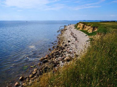 Yazın Danimarka 'da tipik güzel, doğal Danimarka sahil manzarası.