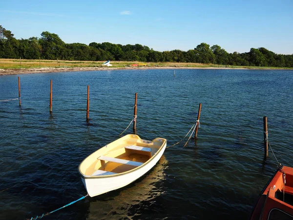 Typisk Traditionel Farverig Lille Dansk Fiskerbåd Havn Fyn Danmark - Stock-foto