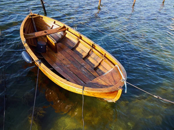 Τυπική Παραδοσιακή Πολύχρωμη Μικρή Δανέζικη Βάρκα Αλιείας Dingy Ένα Λιμάνι — Φωτογραφία Αρχείου