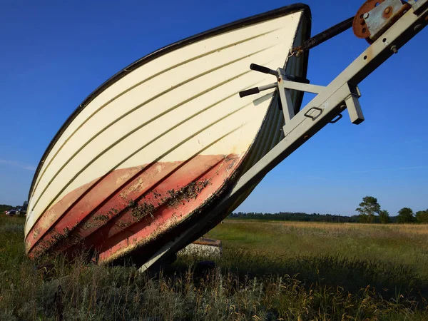Kleines Schmuddeliges Boot Auf Einem Anhänger Der Ufer Des Meeres — Stockfoto