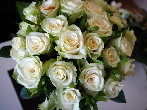 Grand Bouquet Roses Blanches Dans Vase Pour Une Fête Festive — Photo