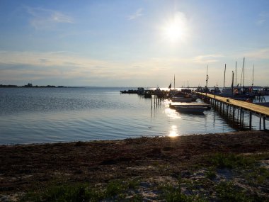 Danimarka 'da küçük bir marinada küçük bir ahşap iskele manzarası.