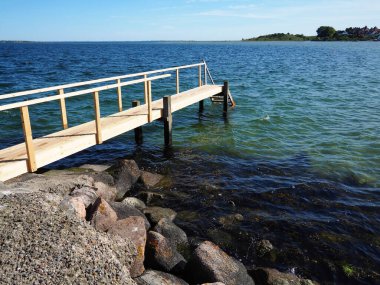 Danimarka 'da küçük bir marinada küçük bir ahşap iskele manzarası.