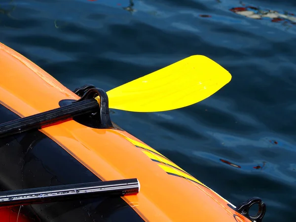 Liten Uppblåsbar Båt För Segling Och Fiske Med Fokus Årorna — Stockfoto