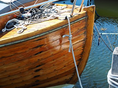 Klasik zamansız tasarım ahşap bir teknenin detayları bir marinada demirli.