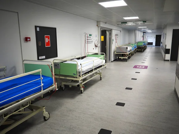 为科罗纳维勒斯 科维德做准备的医院19张病人病床在走廊等待紧急救护 丹麦斯伯勒 2020年7月 — 图库照片