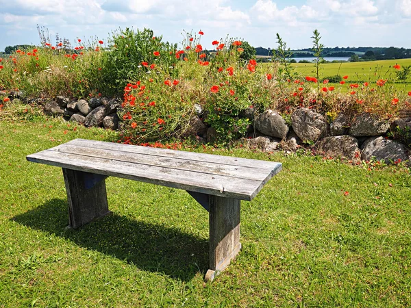 Dřevěný Vench Pro Relaxaci Výhledem Krásnou Dánskou Krajinu Zvlněných Kopců — Stock fotografie