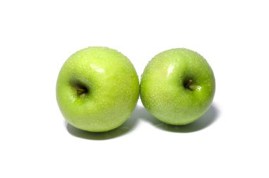 Beyaz arka plan üzerinde izole çiy ile yeşil elma. Gıda, sağlıklı