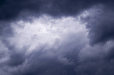 mavi gökyüzü ile beyaz ve gri bulutlar; kümülüs. arka plan; Doğa