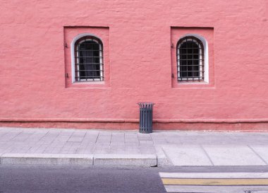 tuğla duvar kafes pencere ve çöp depo gözüyle kaldırıma yakın kırmızı boyalı. arka plan, mimari