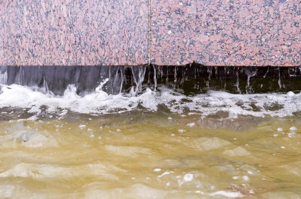 噴水の滝の水が流れます 装飾的な自然です — ストック写真