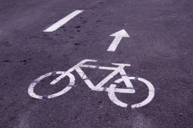 beyaz boya işaretli bisiklet yol parkta işaretlenmiş. arka plan