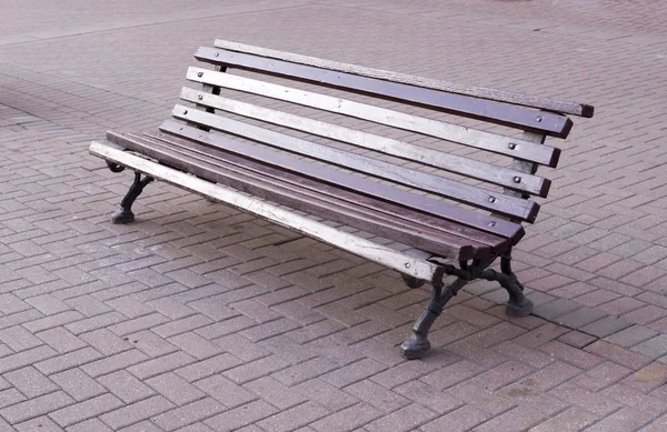 通りに茶色の木製のベンチ — ストック写真