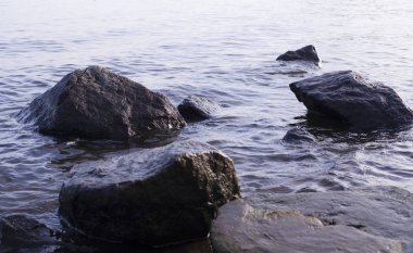 suda ıslak kayalar. Doğa, jeolojik.