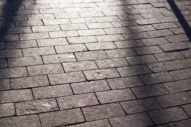 bakış açısı ile fayans döşeli kaldırım üzerinde güneş gölgeler. arka plan, aydınlatma.