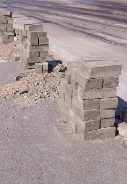 Yol kenarında yığılmış patika için kaldırım taşları. inşaat, endüstriyel.