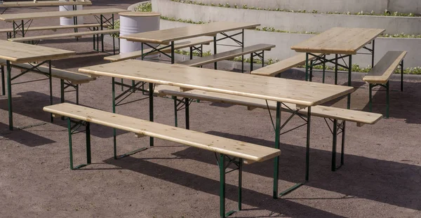 Dřevěný Stůl Lavičkami Parku Létě Zázemí Volný Čas — Stock fotografie