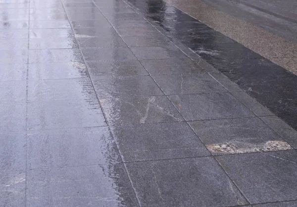 Wet Tiled Sidewalk Pavement Rainy Day Background Texture — Stock Photo, Image