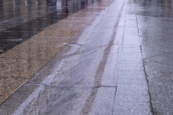 Stedelijke Straat Goot Met Water Stromen Betegelde Stoep Regenachtige Dag Stockfoto