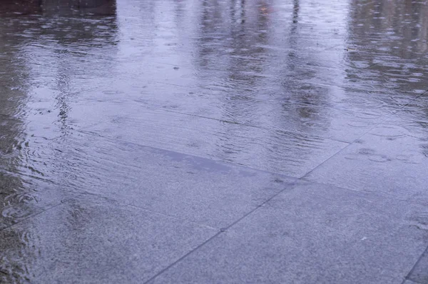 Natte Betegelde Stoep Stoep Regenachtige Dag Achtergrond Textuur Stockfoto