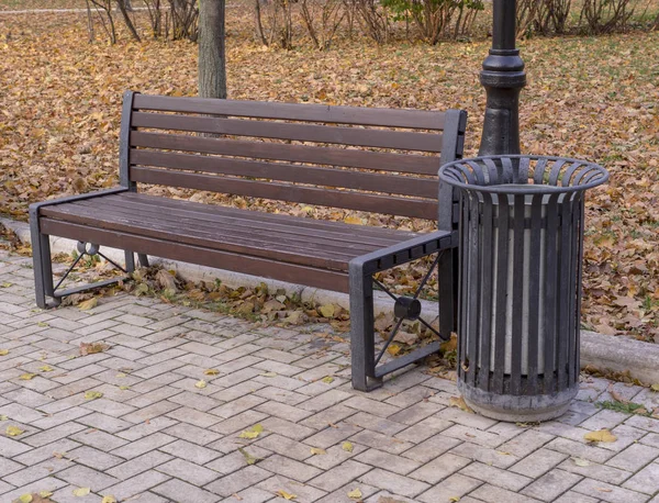 Stará Dřevěná Lavička Klidném Podzimním Městském Parku Pozadí Příroda — Stock fotografie