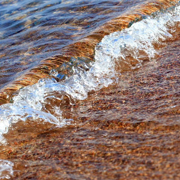 Blå klart vatten. Hav, sjö, sol, stränder, semester bakgrund för att infoga bilder och text. Turism, resor. — Stockfoto