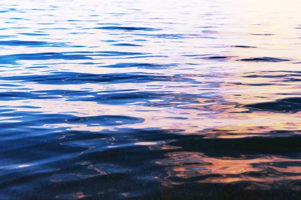 푸른 맑은 물. 바다, 호수, 태양, 해변, 배경 이미지와 텍스트를 삽입에 대 한 휴가. 관광, 여행. — 스톡 사진