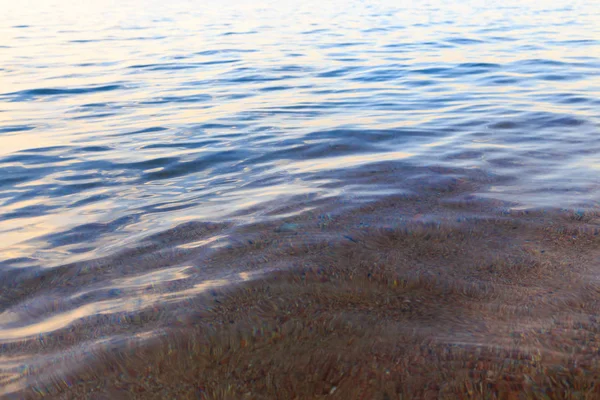 Синяя чистая вода. Море, озеро, солнце, пляж, отдых Фон для вставки изображений и текста. Туризм, путешествия . — стоковое фото