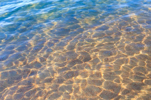 Água limpa azul. Mar, lago, sol, praia, férias Fundo para inserir imagens e texto. Turismo, viagens . — Fotografia de Stock