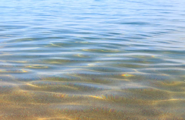 青い澄んだ水。海、湖、太陽、ビーチ、休暇の背景画像とテキストを挿入します。観光、旅行. — ストック写真