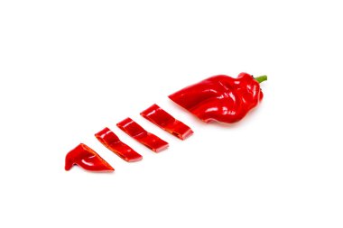 beyaz arkaplanda kırmızı biber.